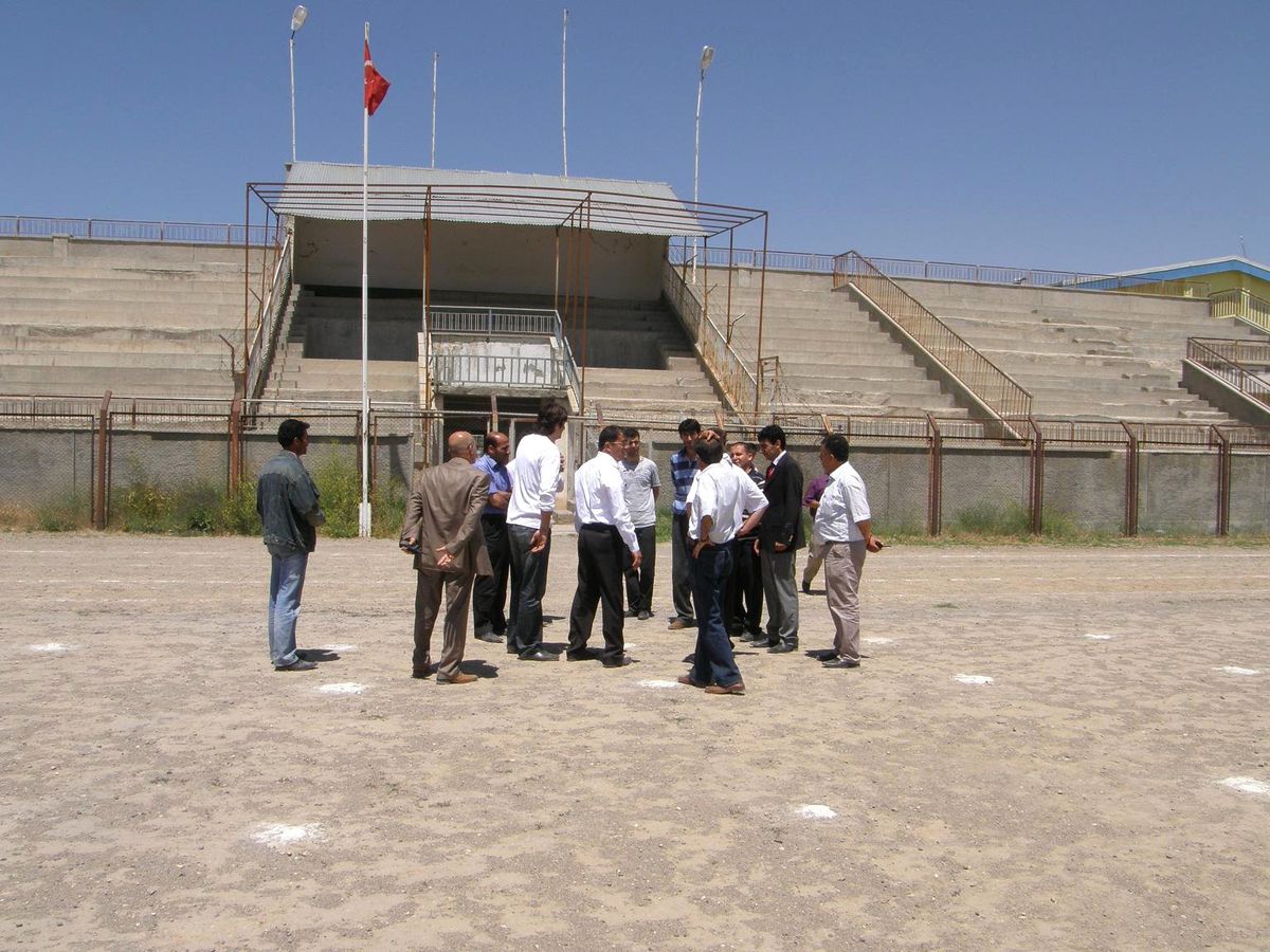Erciş Şehir Stadı Çimlendiriliyor