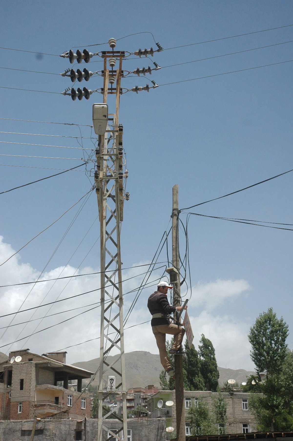 Hakkari'de Bazı Elektrik ve Telefon Telleri Aynı Direkte