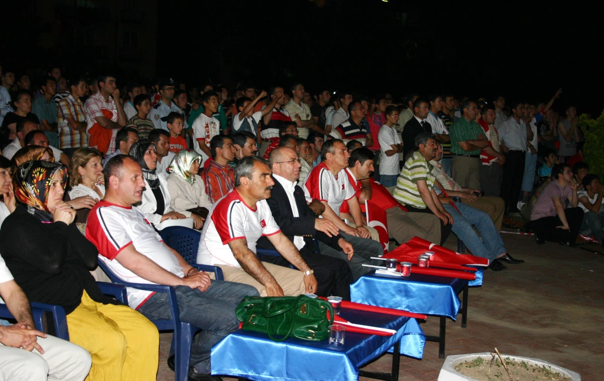Karabük\'te Almanya-türkiye Maçını 3 Bin Kişi İzledi