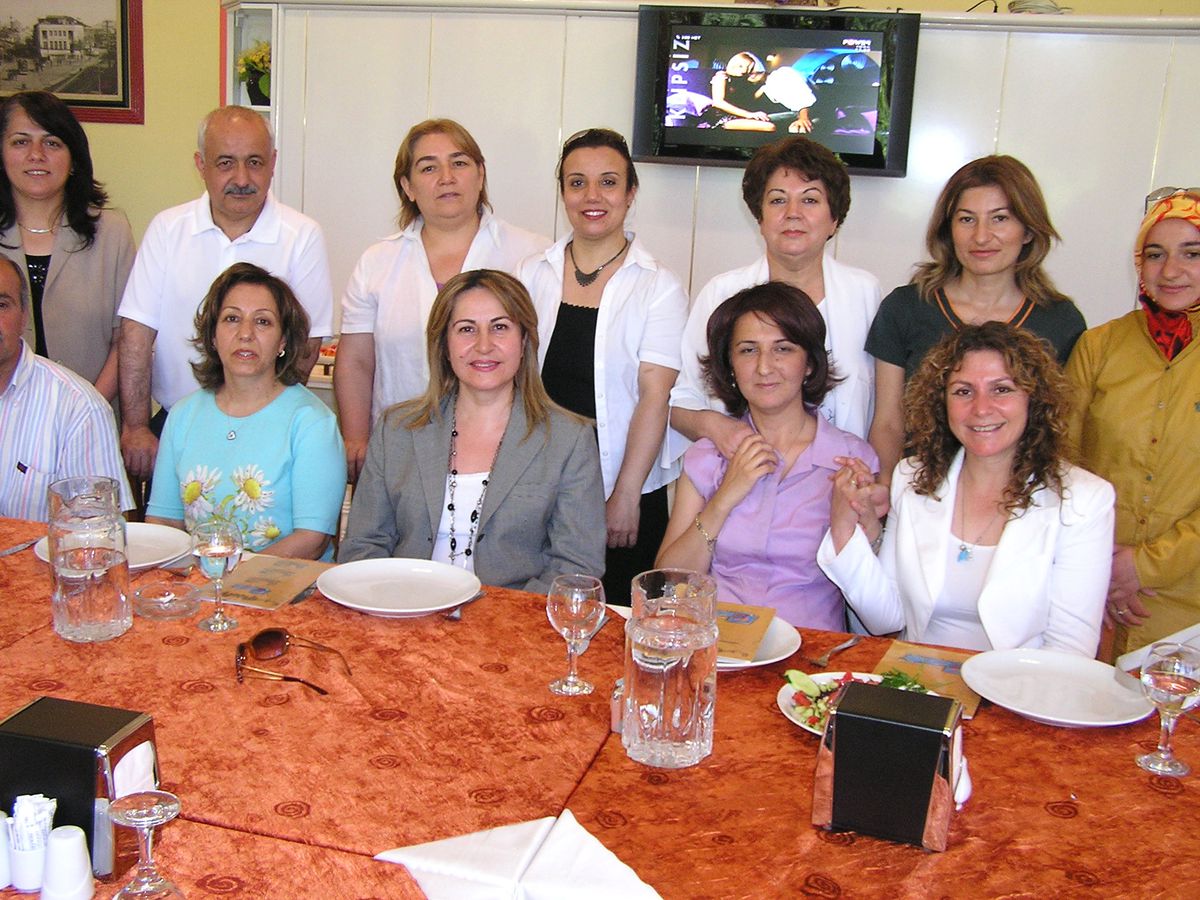 Komutan Eşi Öğretmene Yemekli Veda