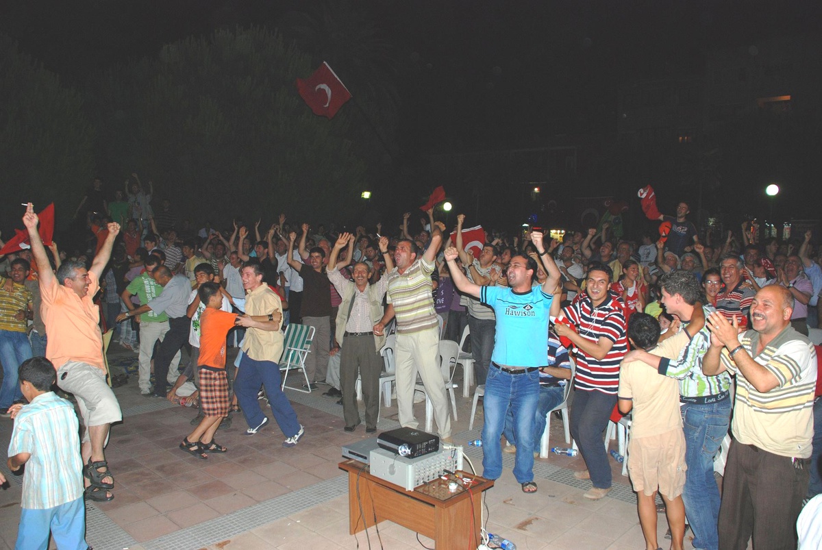 Milli Takımın Almanya'ya 3-2 Yenilmesi Tirelileri Üzdü