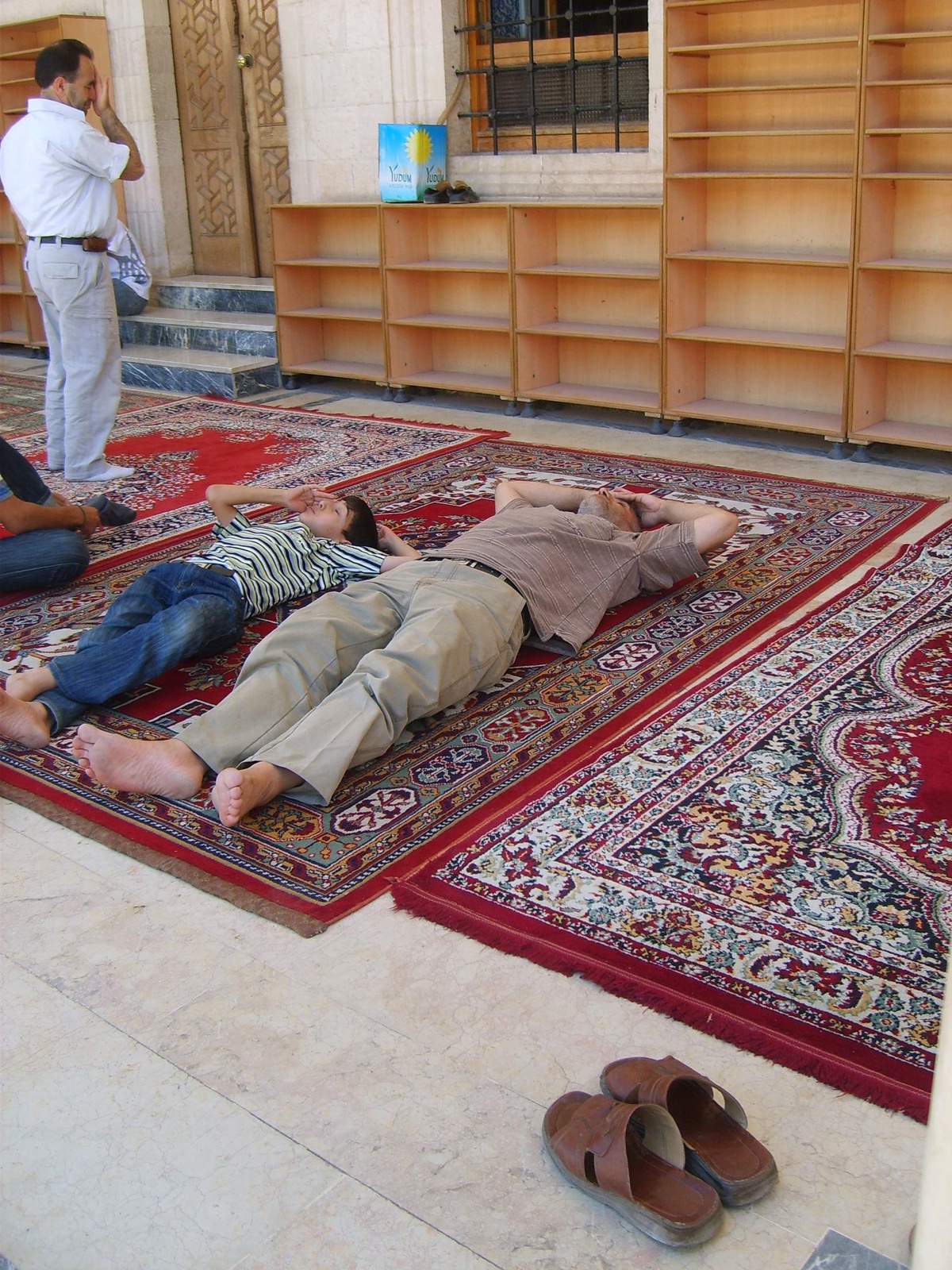 Sıcaklardan Bunalanlan Cami Avlusunda Uyuyor