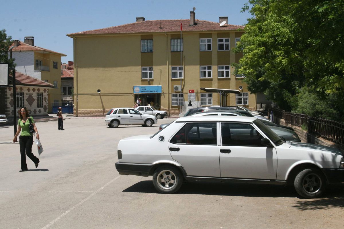 Aksaray'da Okul Bahçeleri Otopark Oldu
