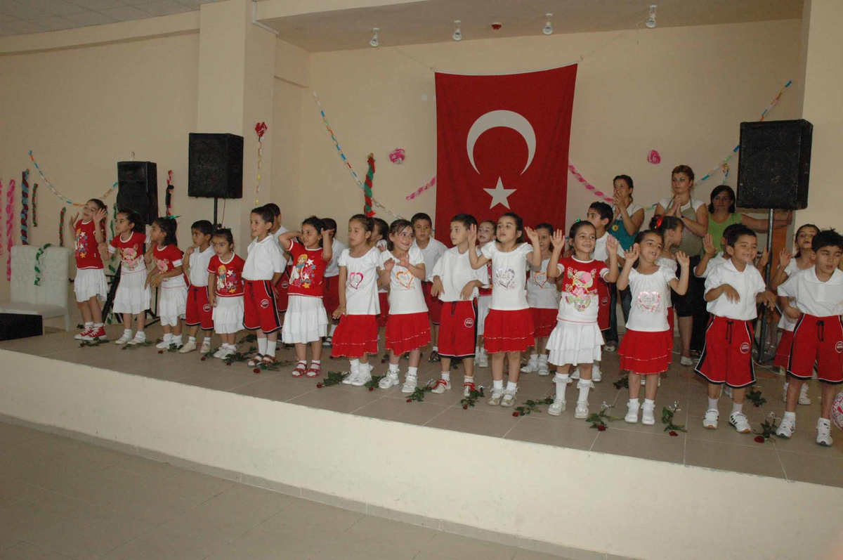 Ana Sınıfı Öğrencilerinin Mezuniyet Sevinci