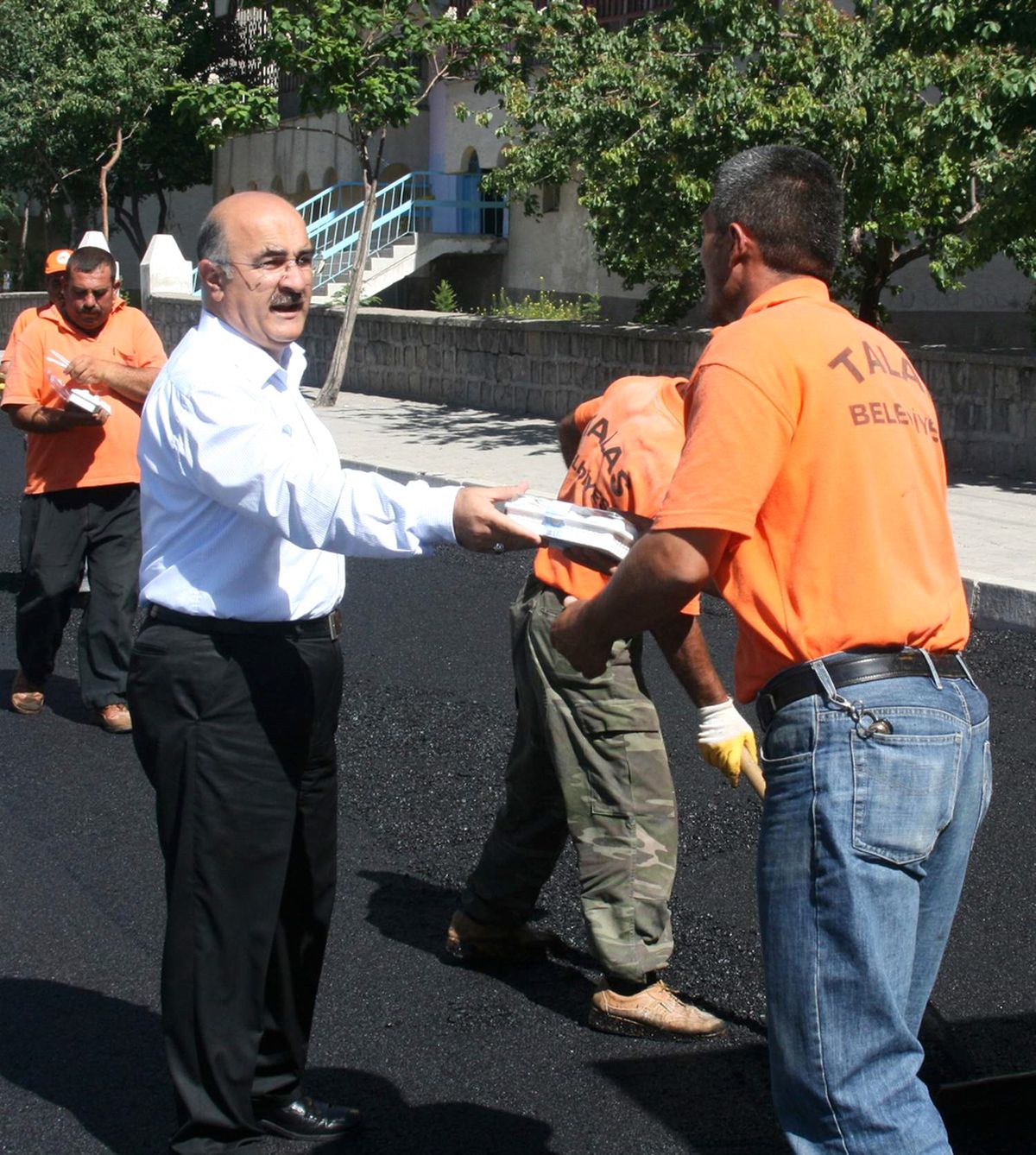 Belediye Başkanı Yıldırım'dan Personele Dondurma İkramı