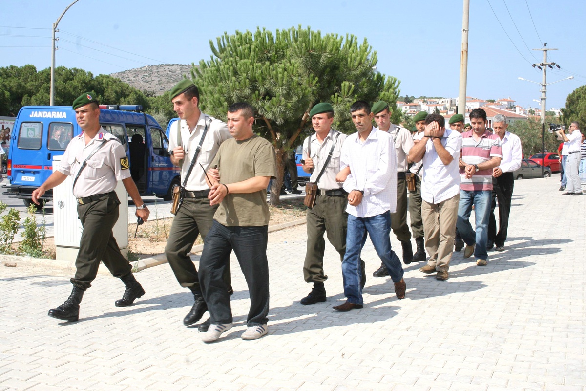 Çeşme'de 'Plaj' Operasyonu Zanlıları Adliyeye Sevk Edildi