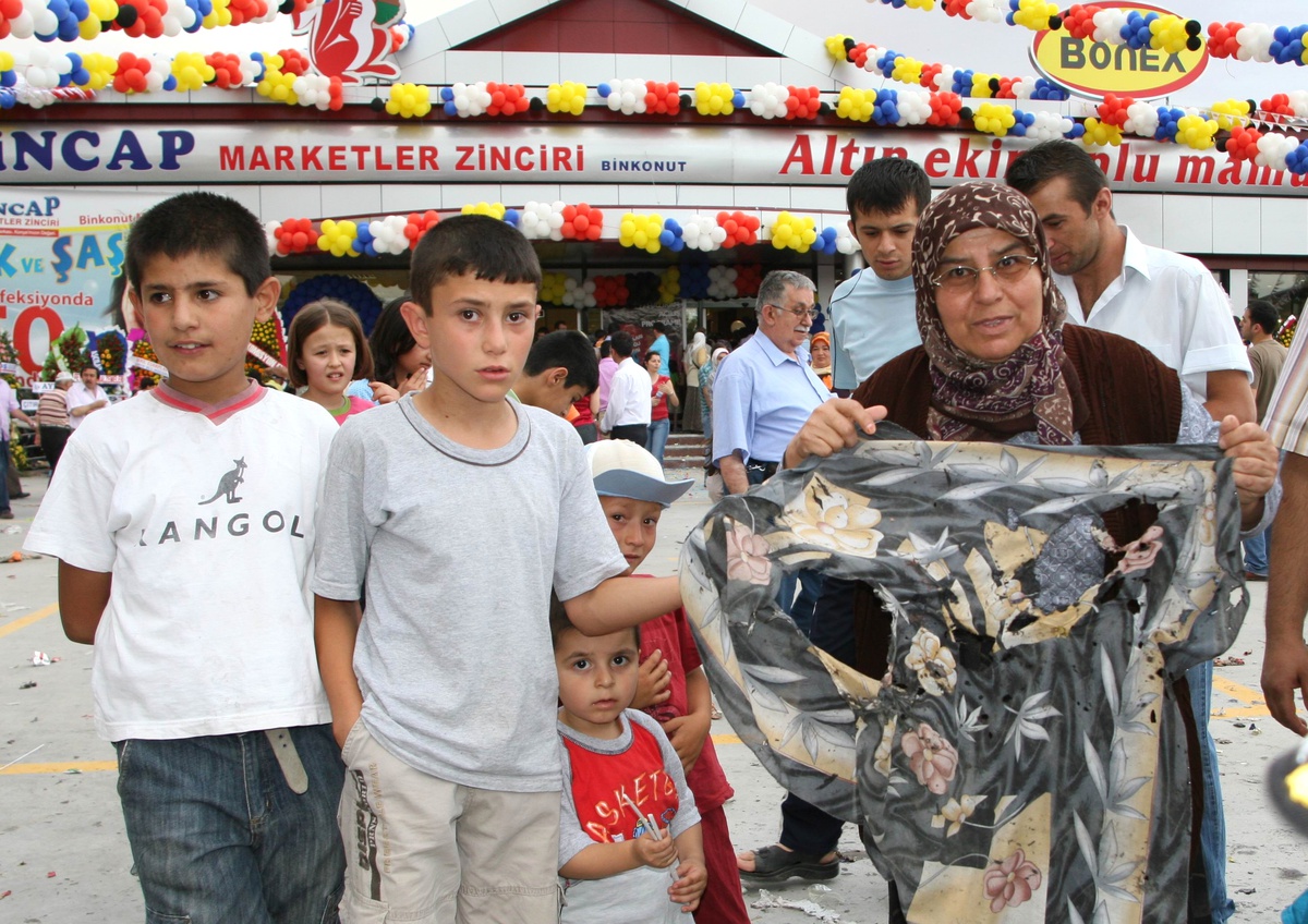 Konya'da Market Açılışındaki Patlama: 30'dan Fazla Yaralı
