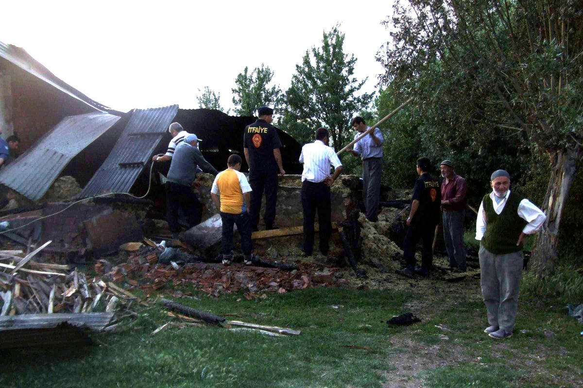 Koyulhisar'da Samanlık Yangını