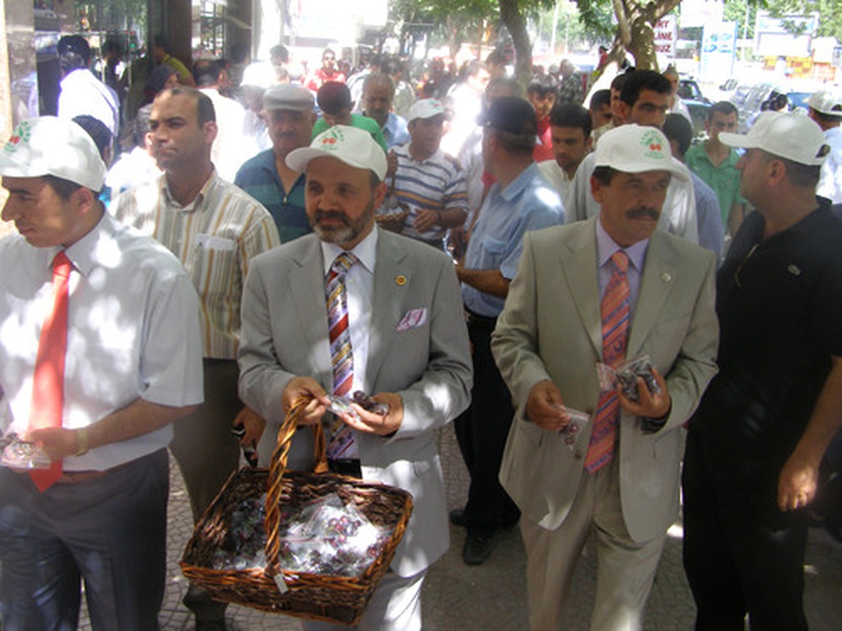 Malatya'da Kiraz Festivali Öncesi Vatandaşlara Kiraz Dağıtıldı
