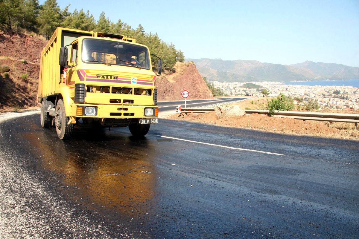 Marmaris'te Sıcaklar Asfalt Eritti