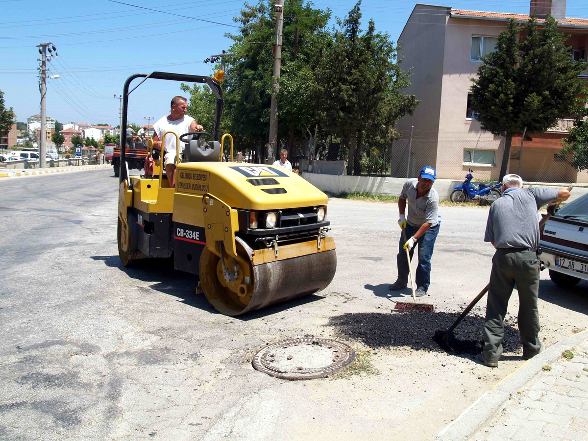 Gelibolu'da Asfalt Yama Çalışmalarına Başlandı