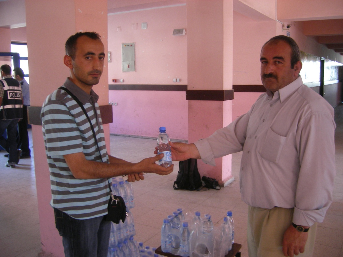 Hakkari'de KPSS'ye Girenlere Su İkram Etti