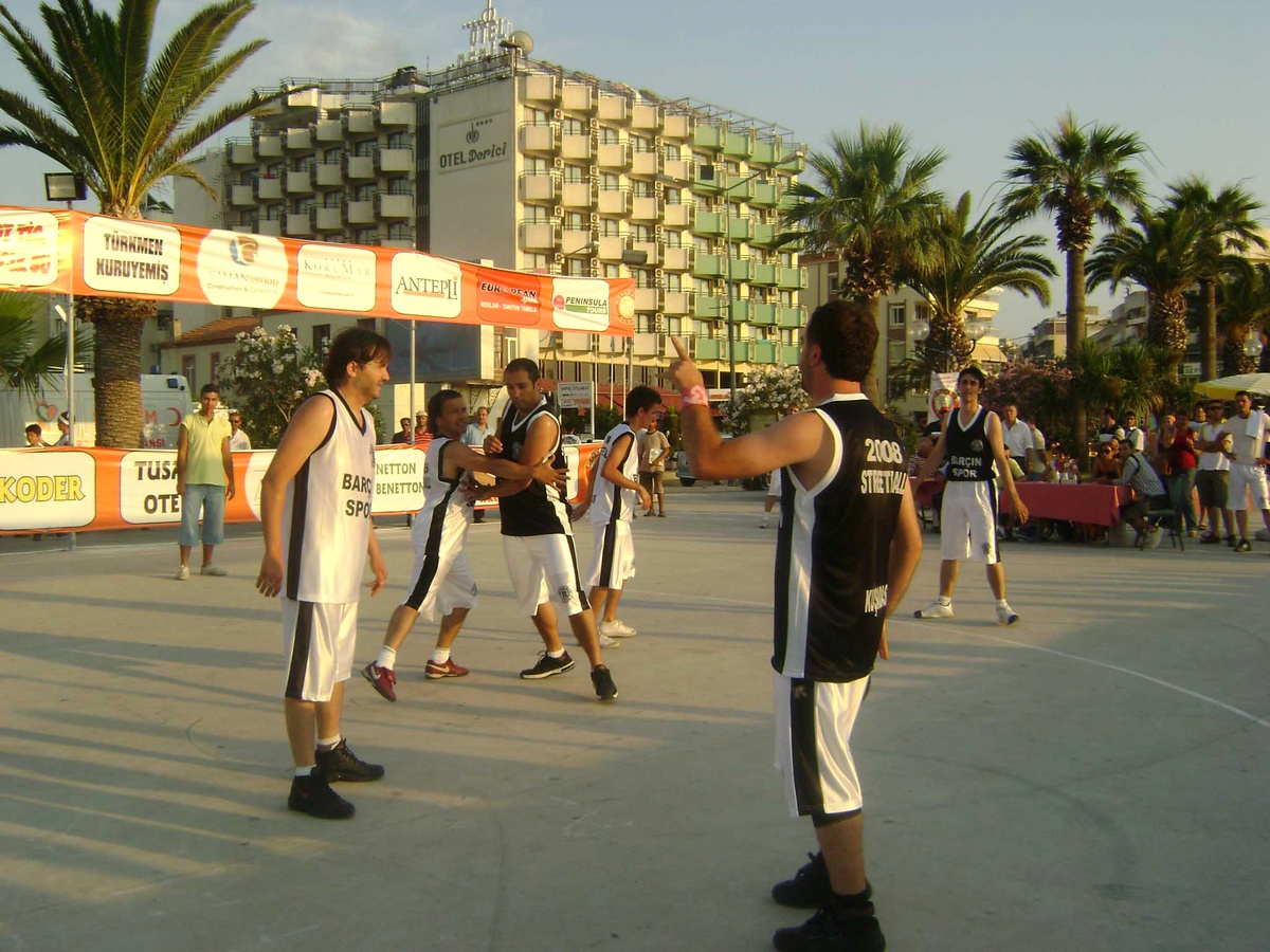 Kuşadası 1. Streetball Turnuvası Başladı