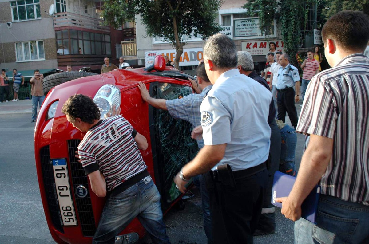 4 Yaşındaki Çocuğu ile Takla Atan Araçtan Sağ Çıktı