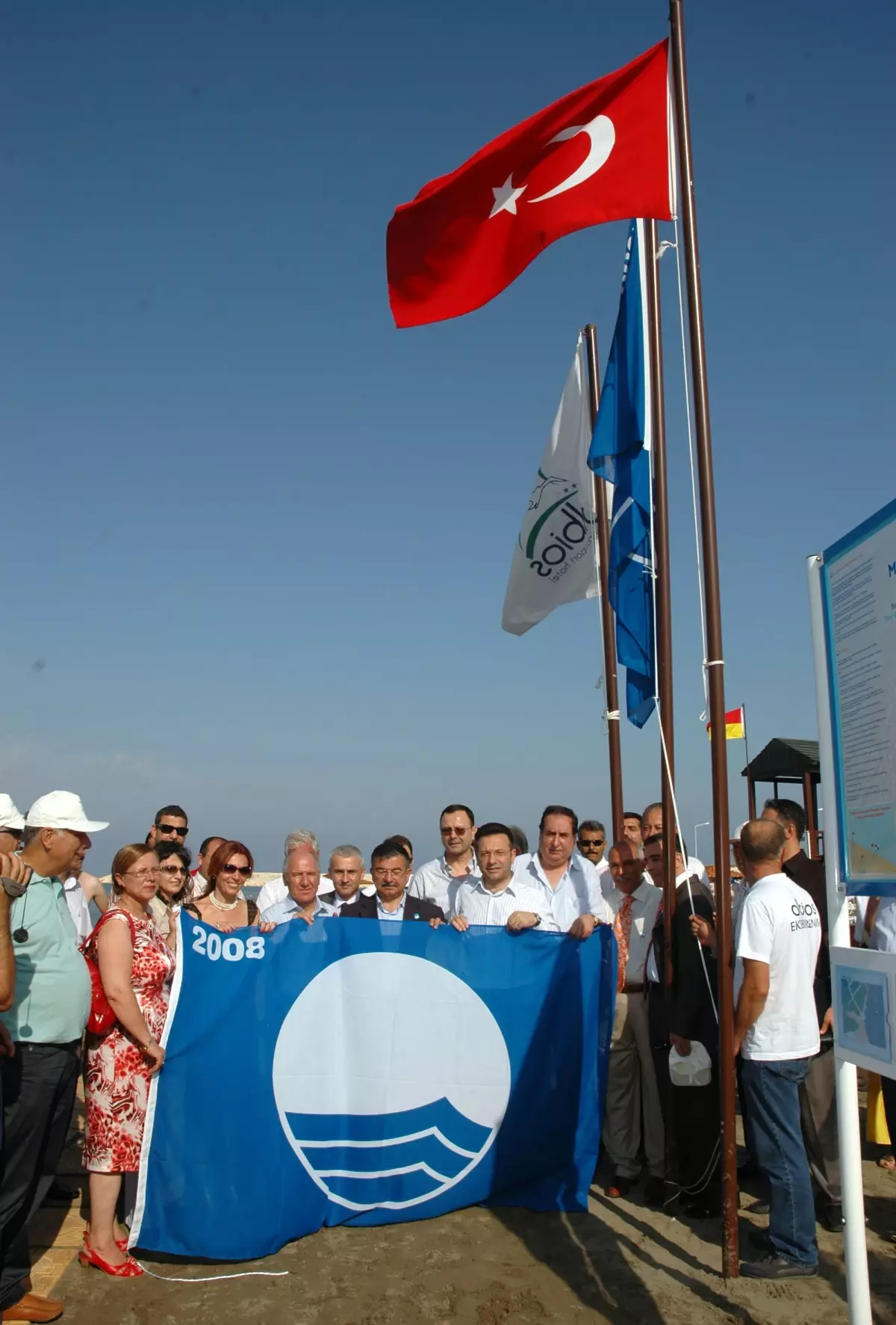 Mersin'de Temiz Sahile Mavi Bayrak Çekildi