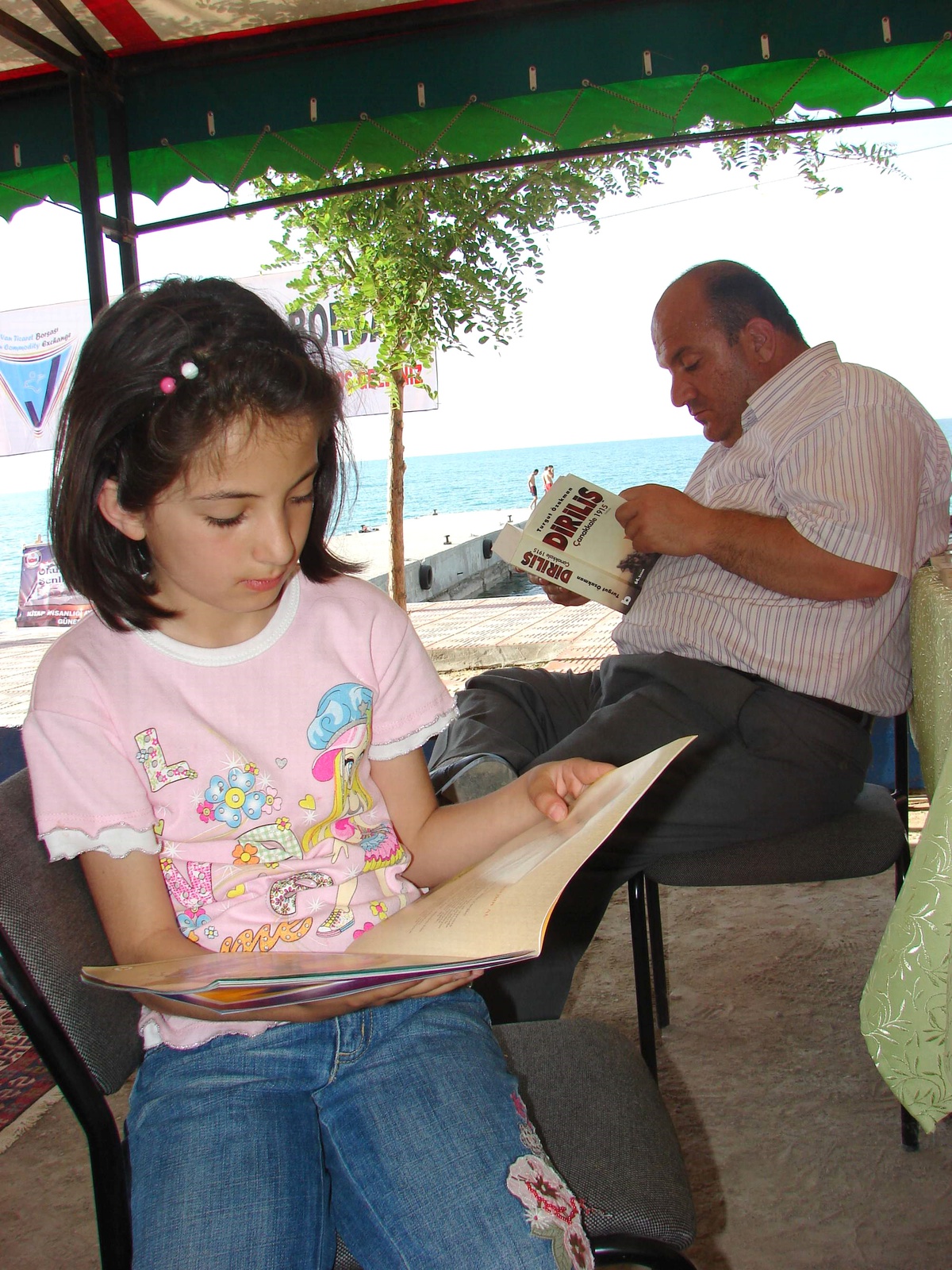 Van Gölü Kıyısında Kitap Okuma Keyfi