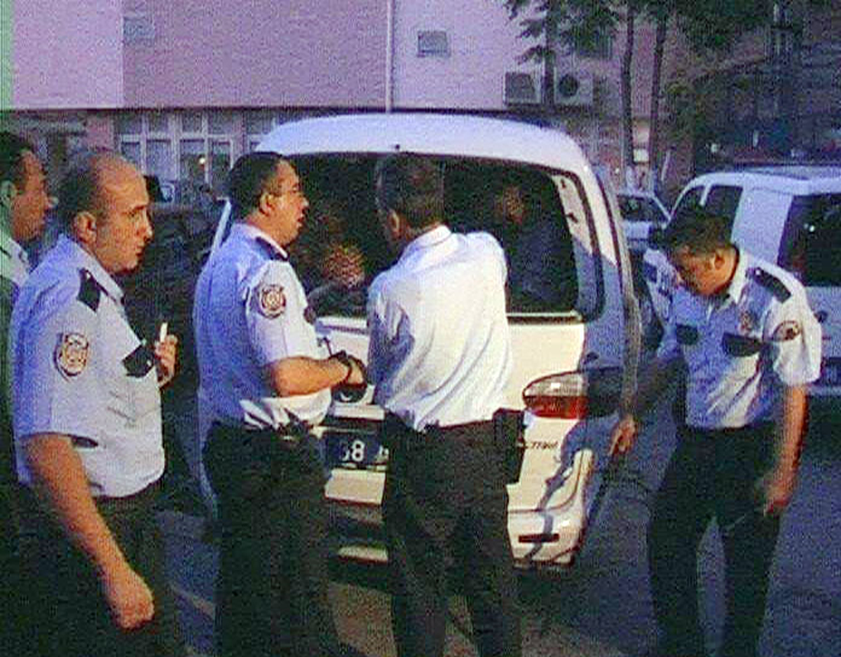 Gözaltına Alınan Şahıslar, Polis Aracında Kilitli Kaldı