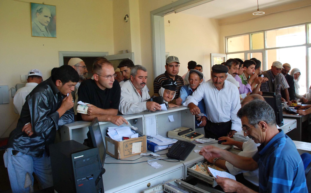 Midyatlılar Elektriğe Zam Haberiyle Veznelere Akın Etti