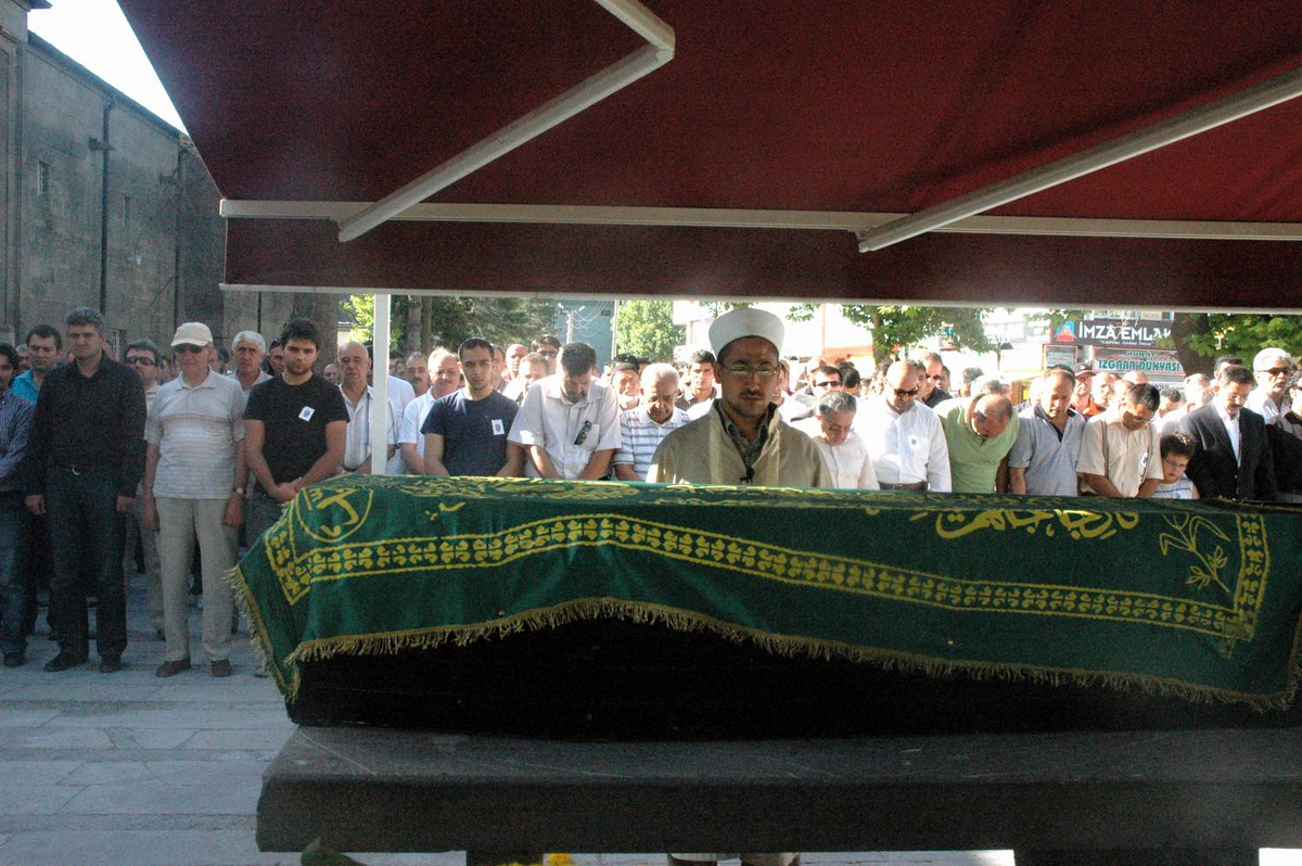 Mimar Turan Elmaağaçlı Toprağa Verildi