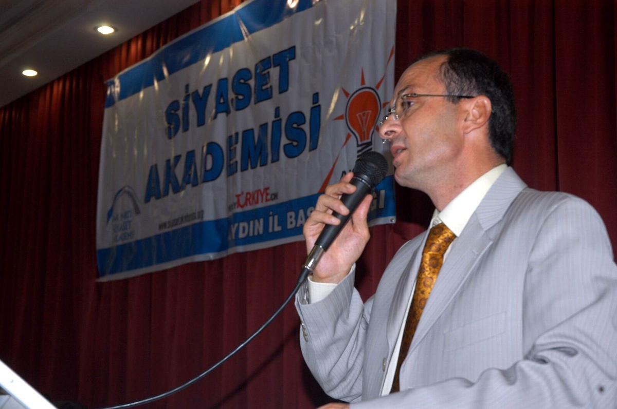 Öner'den Siyaset Akademisi Dersi