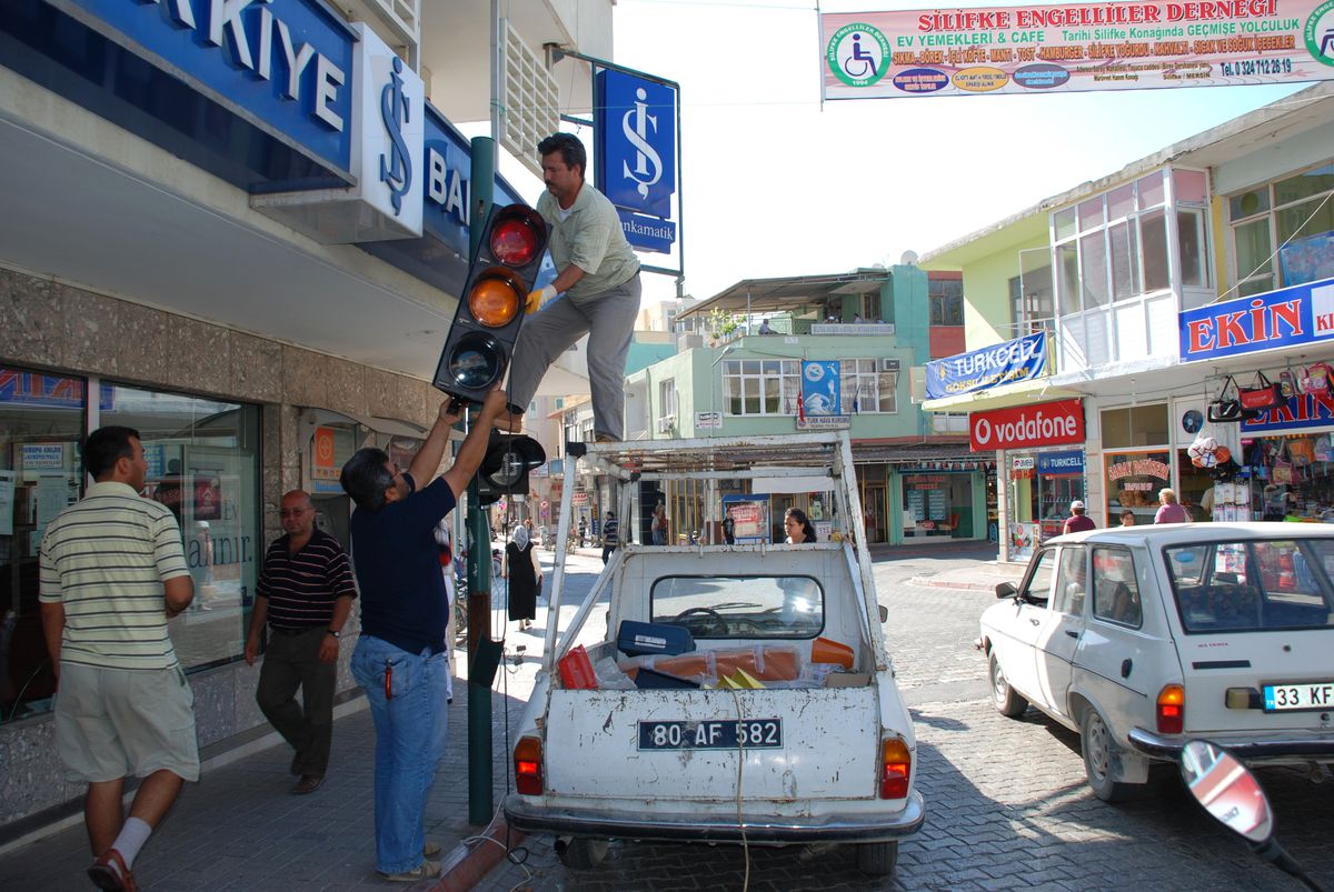 Silifke'de Trafik Sinyalizasyon Sistemi Yenileniyor