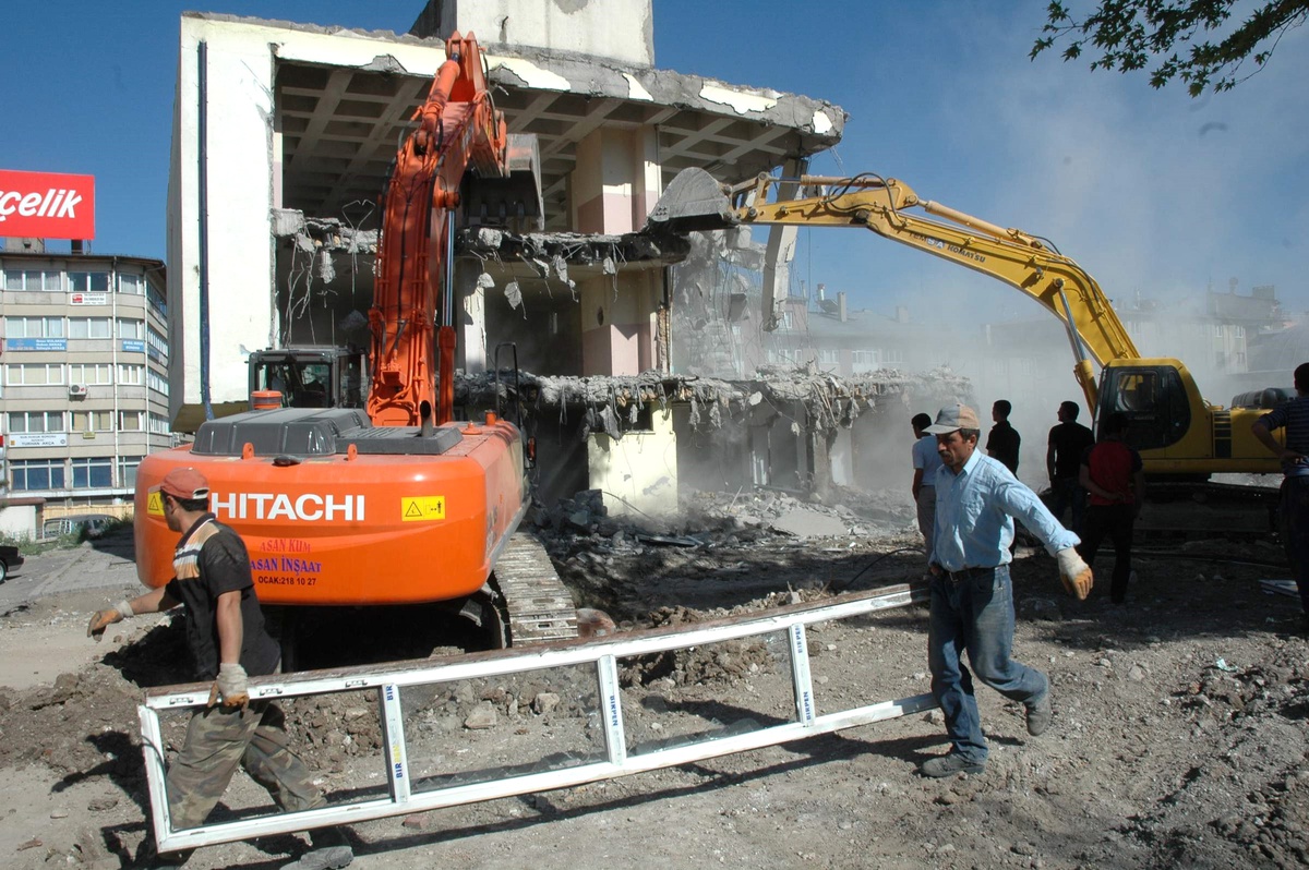 Sivas İl Halk Kütüphanesi'nin Boşaltılan Binası Yıktırıldı