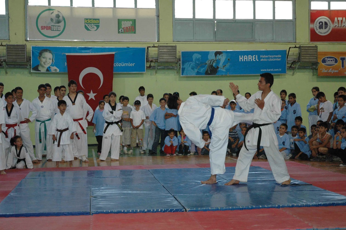 Van'da Yaz Spor Okulları Törenle Başladı
