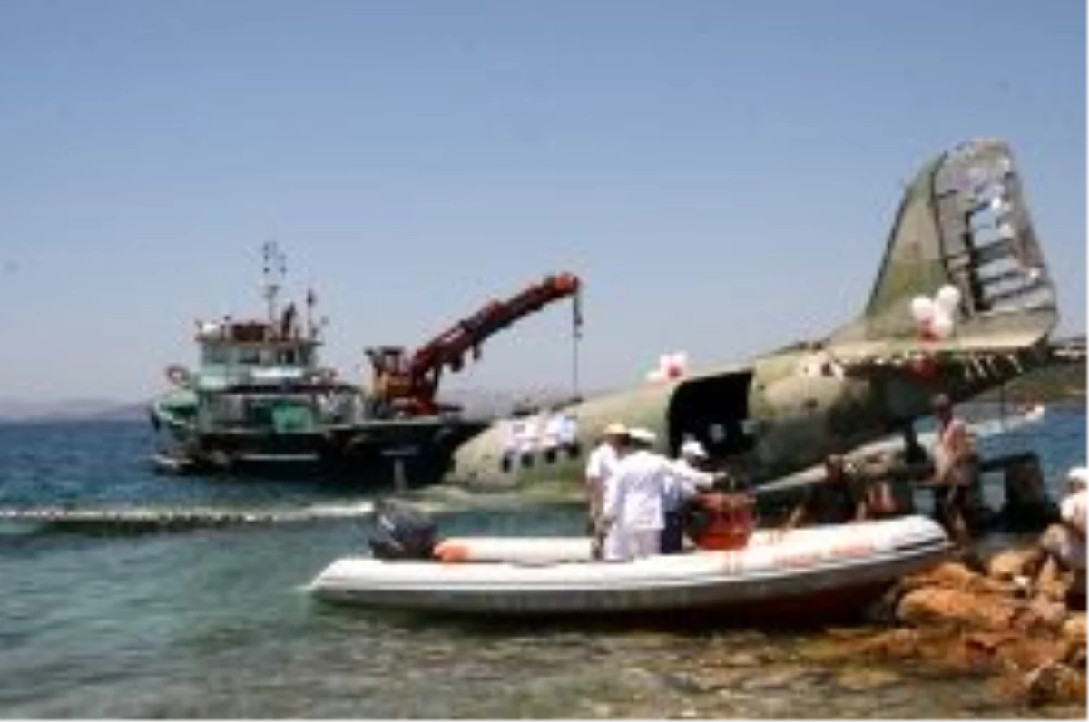 Askeri Uçak Batırılmak Üzere Denize İndirildi