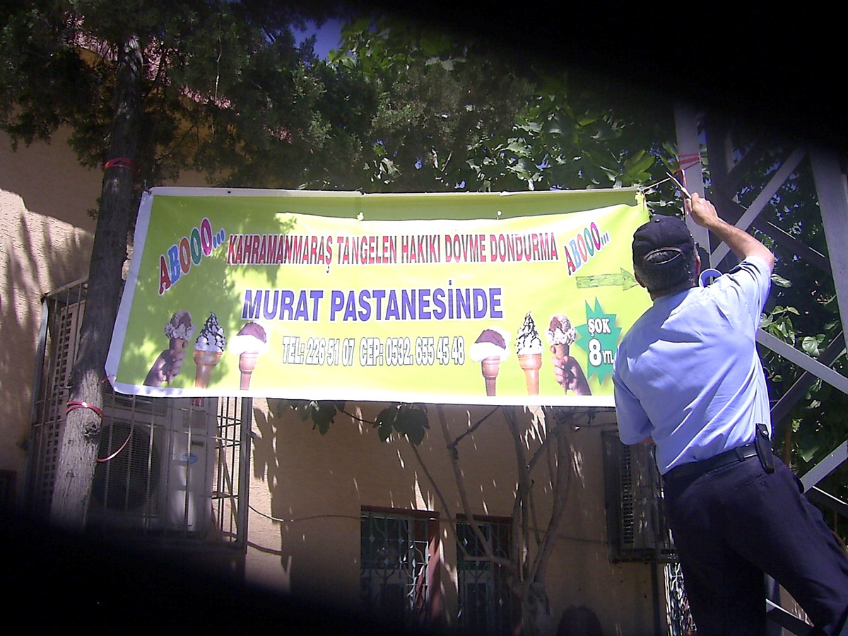 Büyükşehir Belediyesi Zabıta Ekipleri Görüntü Kirliliğine Fırsat Vermiyor