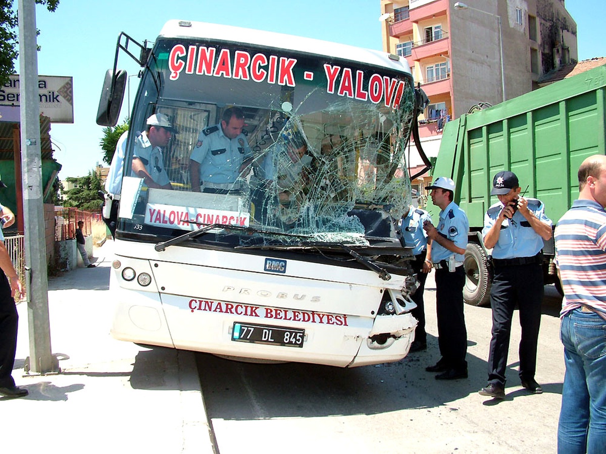 Çınarcık'ta Halk Otobüsü Kaza Yaptı: 1 Yaralı