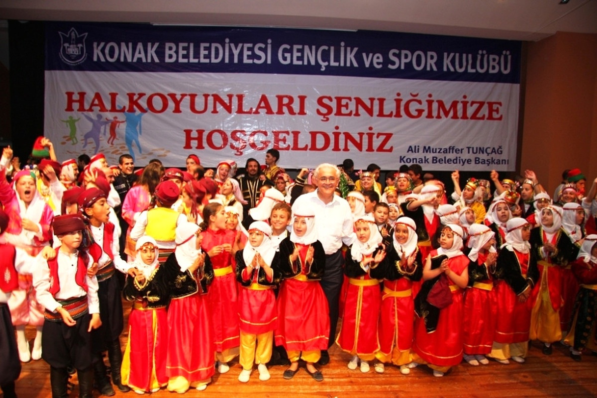Halk Oyunları Kurslarına Katılanlar Öğrendiklerini Sergiledi