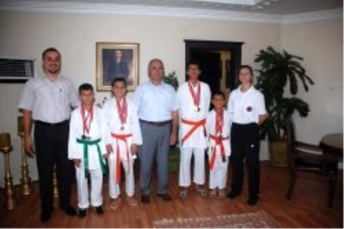 Karatecilerden Ünal\'a Teşekkür