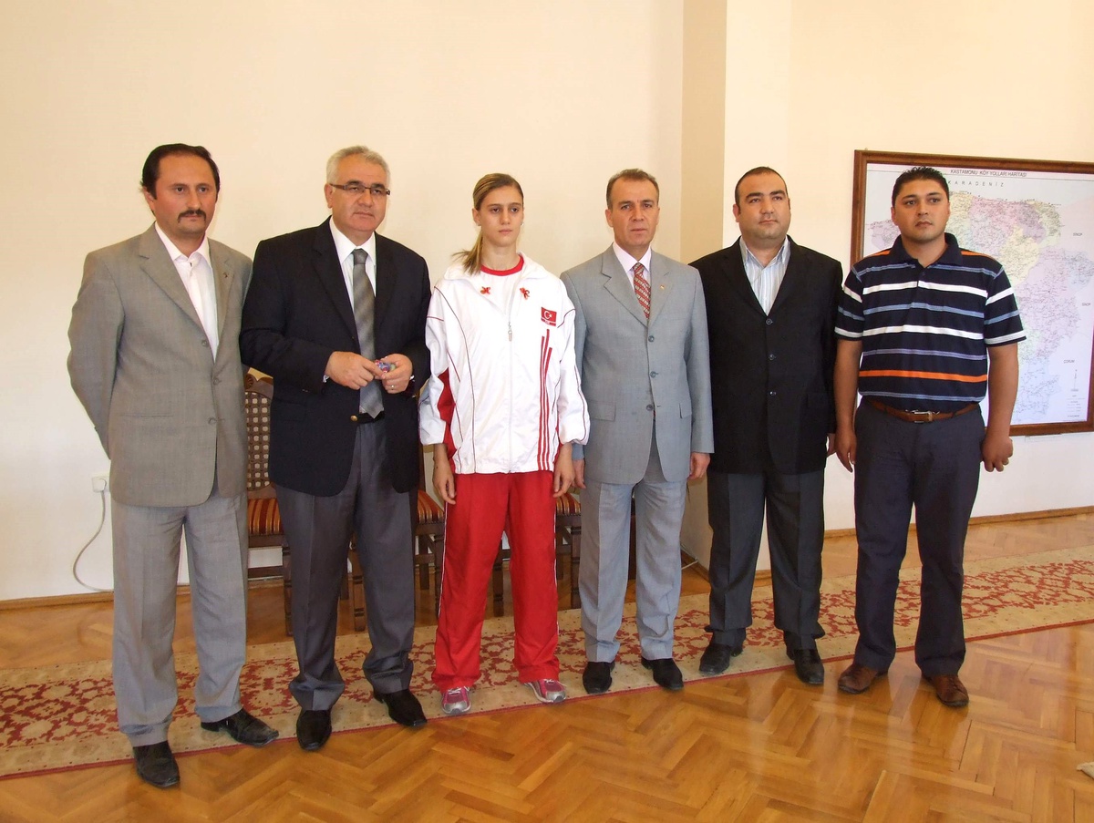 Milli Boksör, Kastamonu Valisi Çakır'ı Ziyaret Etti