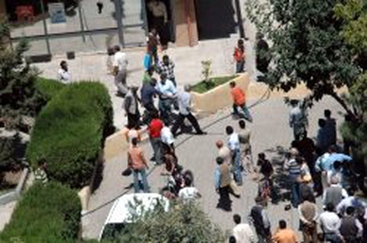 Siirt'te Kalabalık Bir Grup Belediyeyi Bastı