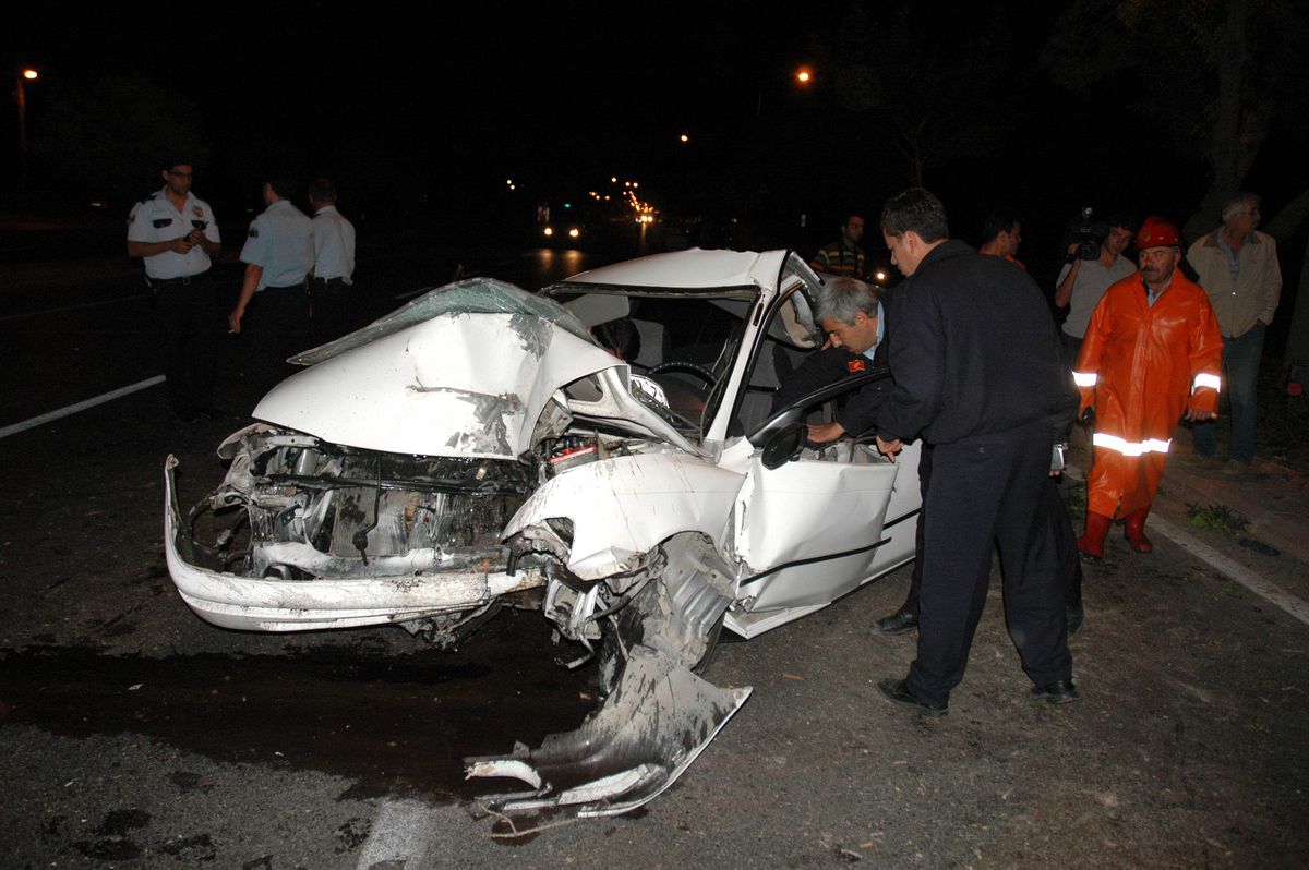 Alkollü Sürücü Ağaca Çarptı: 2 Yaralı