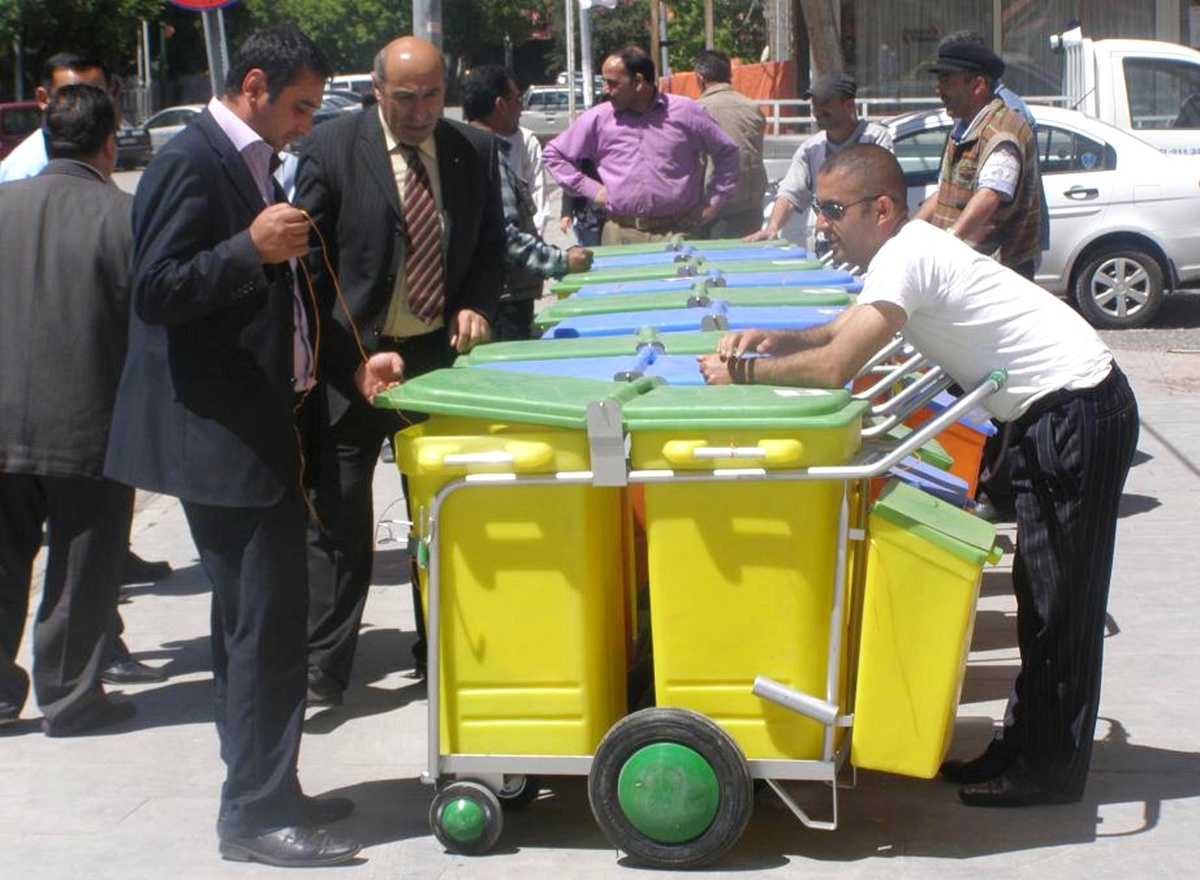 Ardahan Belediyesi'ne 10 Adet Seyyar Çöp Kutusu