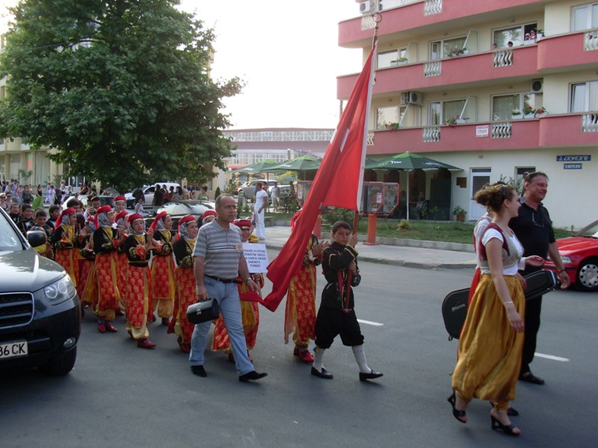 Atatürk İlköğretim Okulu Halk Oyunları Topluluğu Bulgaristan'daki Festivalden Başarıyla Döndü