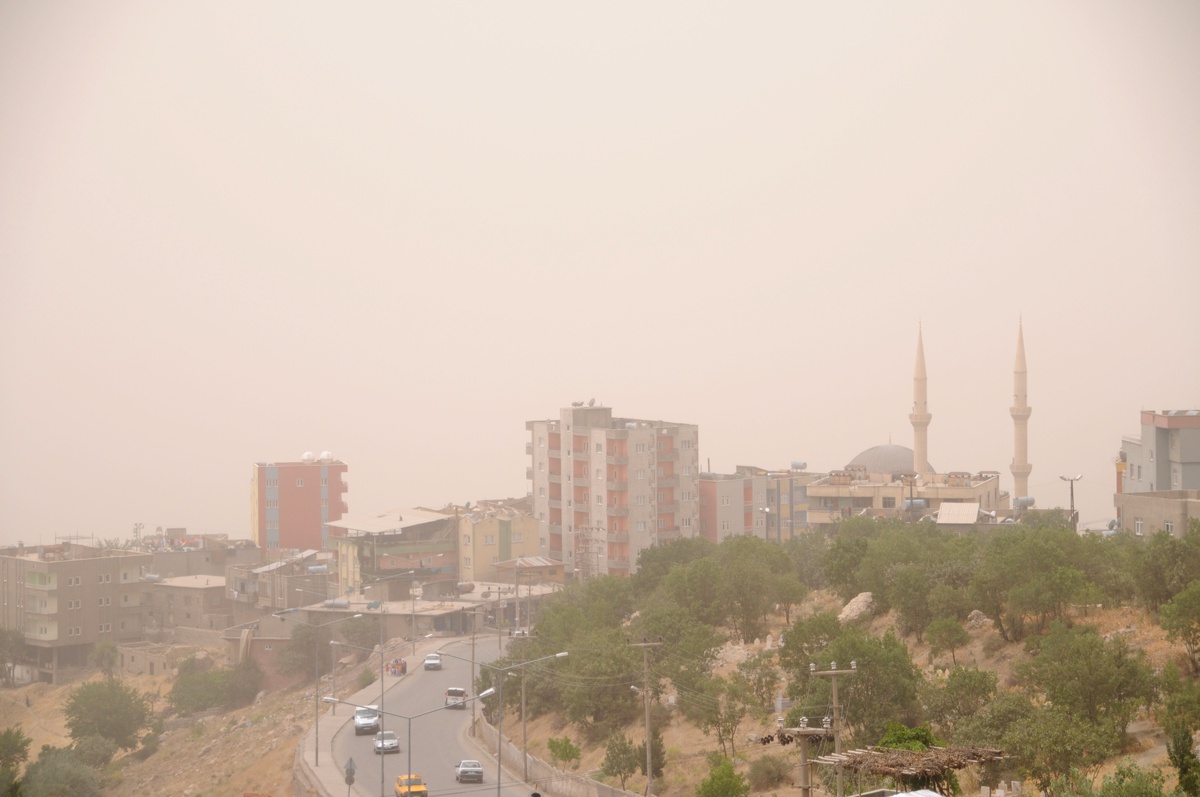 Çöl Rüzgarları Şırnak'ı Etkisi Altına Aldı