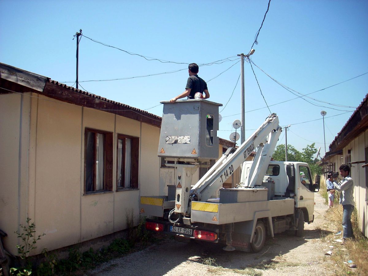 Düzce'de Prefabrikler Boşaltılıyor