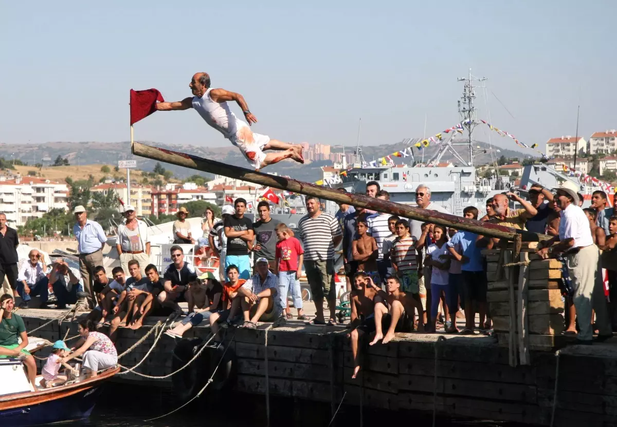 Erdek\'te Yağlı Direk Yarışması