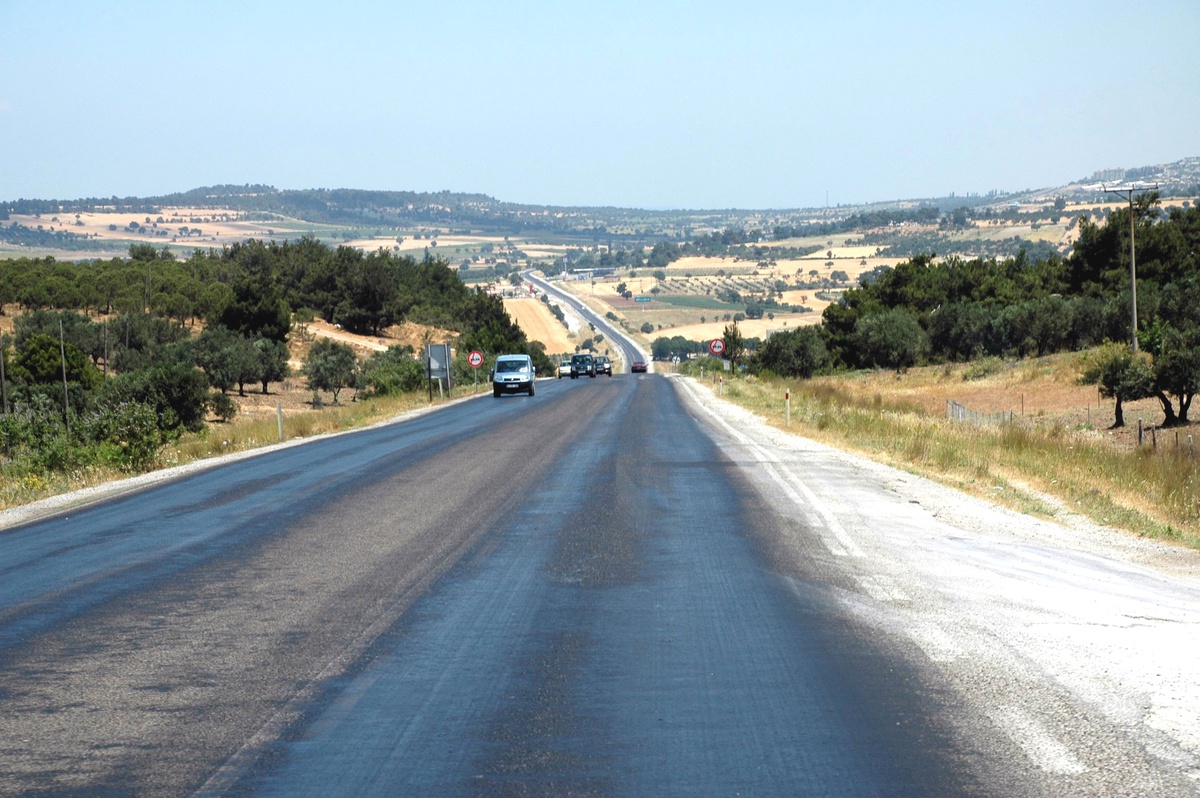 Eriyen Asfalt Yol Sürücülere Zor Anlar Yaşatıyor