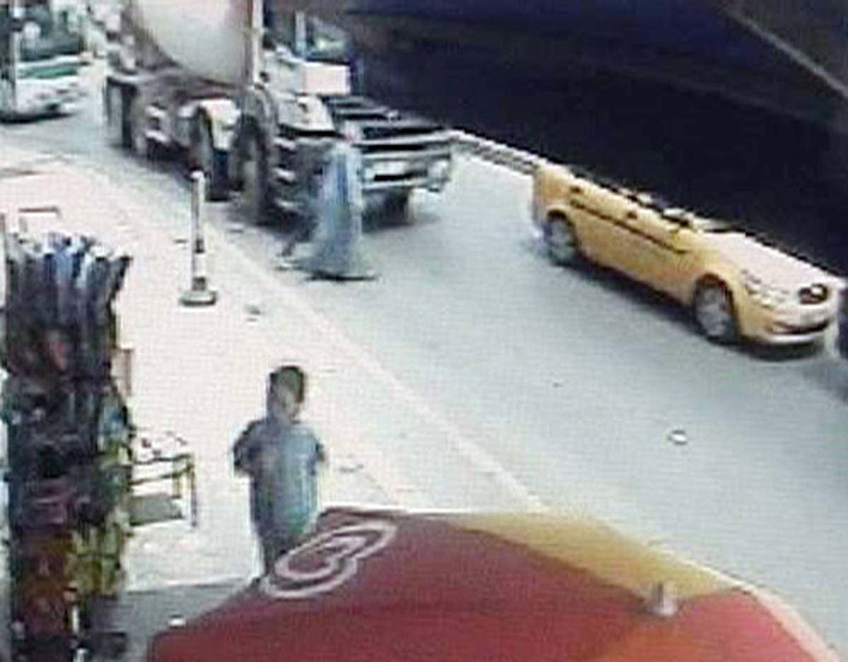 Kızıyla Alışverişe Çıkan Kadın Kamyonun Altında Kaldı