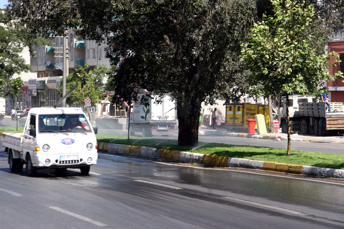 Otomatik Fıskiyeler Yolları Suluyor