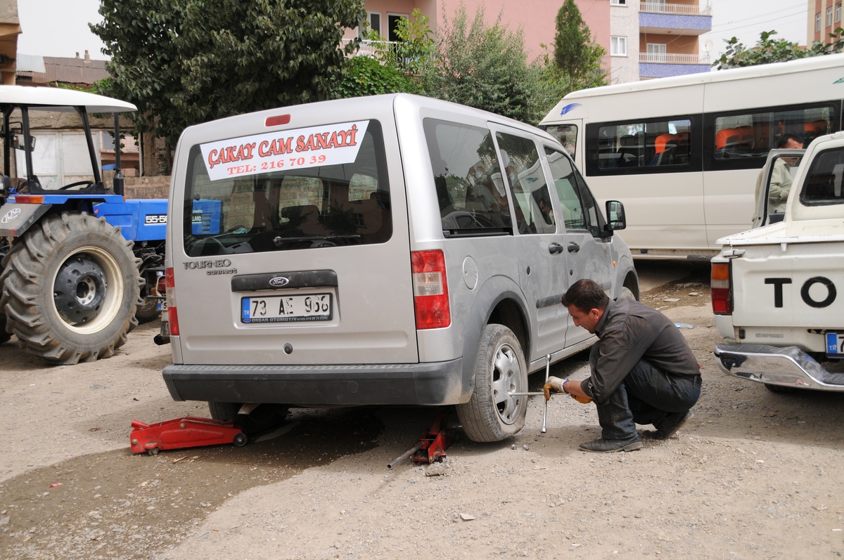 Şırnakta Araç Lastikleri Bıçaklanarak Patlatılıyor