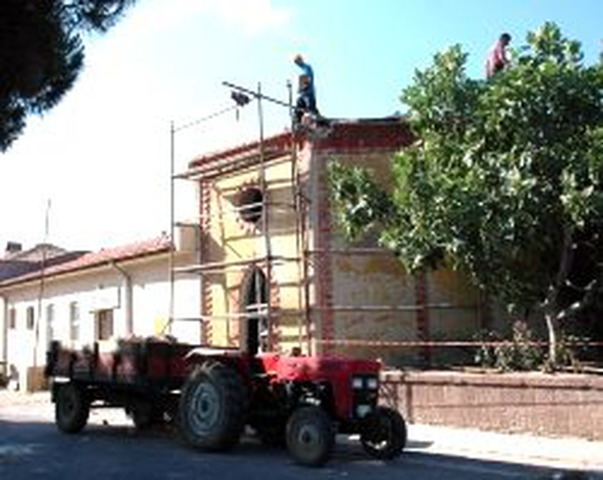 Tarihi Nedime Hanım Türbesi'nde Restorasyon Çalışmaları Sürüyor