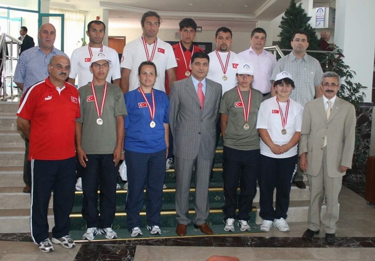 Vali Nuri Okutan'tan İşitme Engelliler Atletizm Milli Takımı Kampı'na Ziyaret