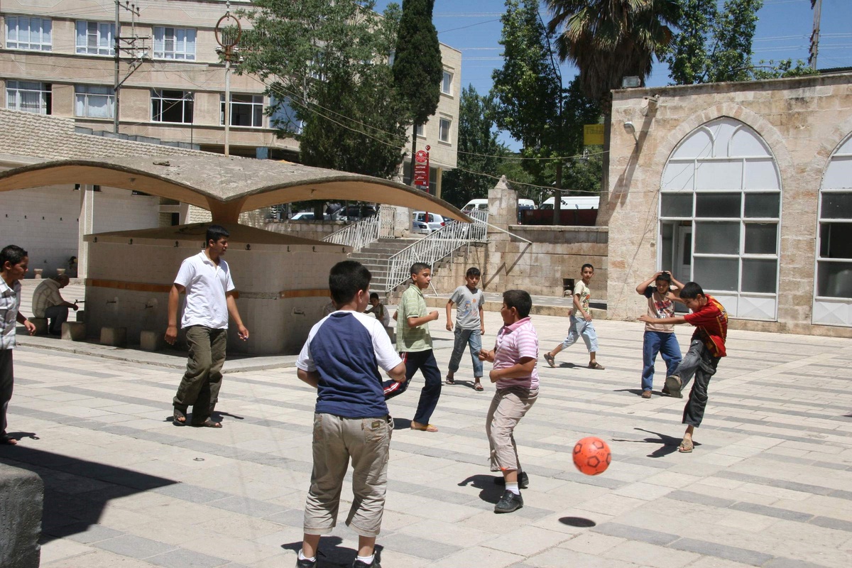 Cami Avluları Futbol Sahası Oldu