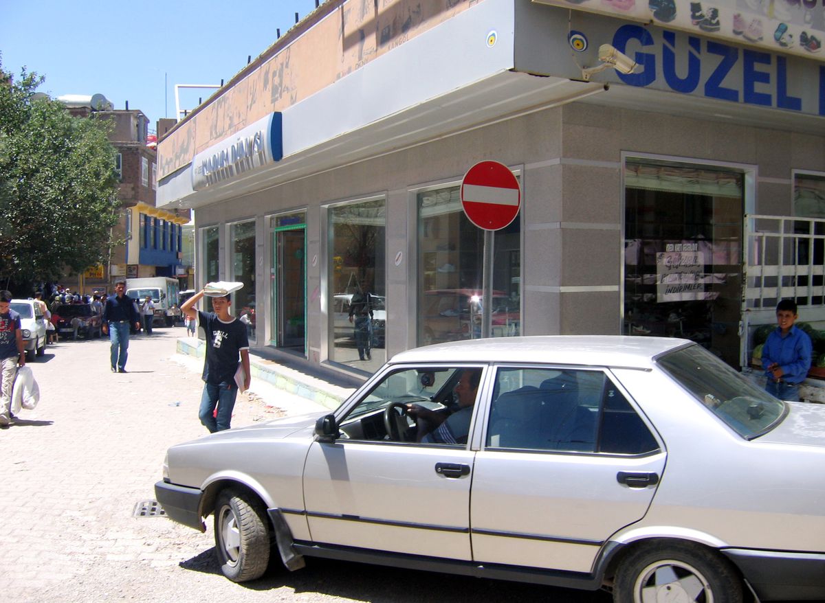 Ergani'de Sürücüler Yasağa Aldırış Etmiyor