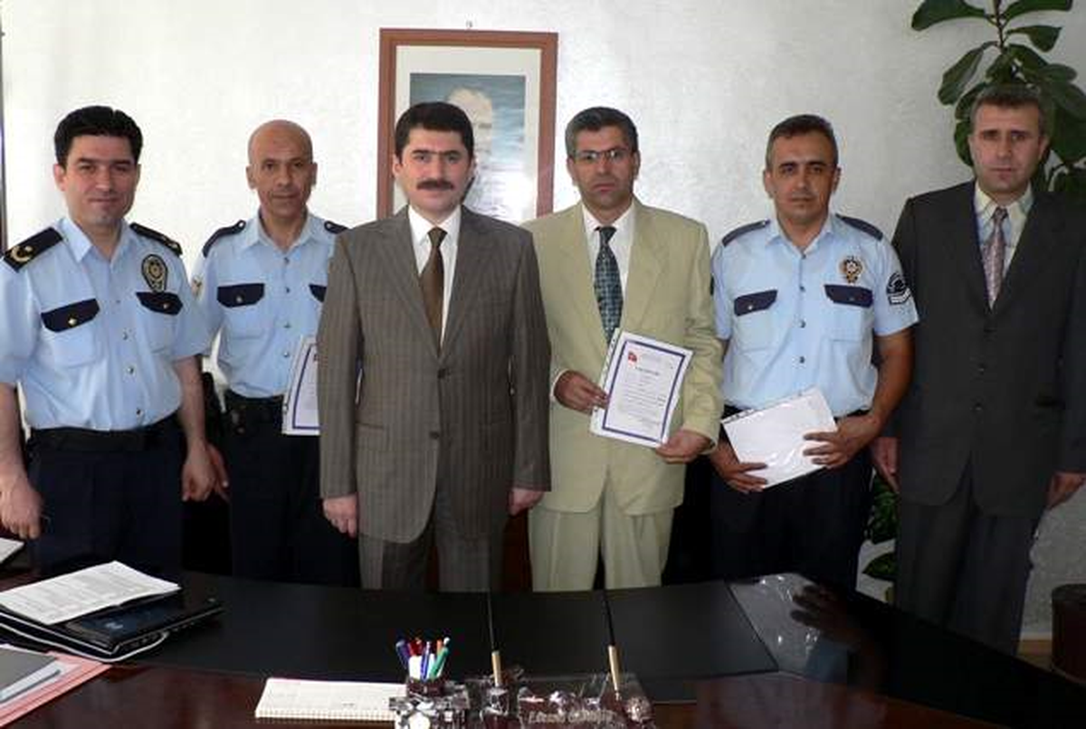 Kaymakam Özdemir'den Örnek Polislere Takdirname