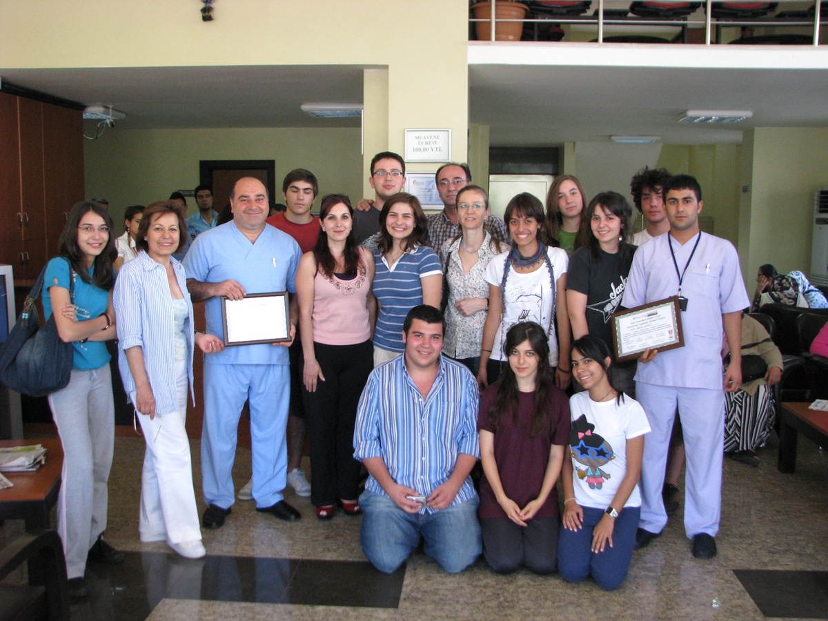 Kolej Öğrencilerinden Dr. Mirkelam ve Ekibine Plaket